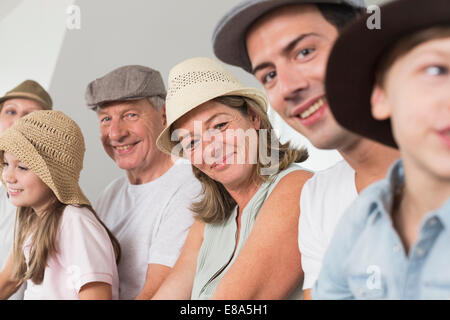 Sorridente famiglia estesa di indossare cappelli, ritratto Foto Stock