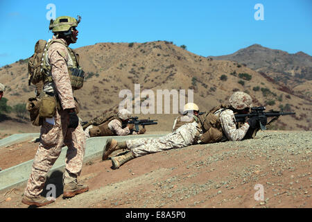 Stati Uniti Marines con il primo Air Naval spari Liaison Azienda fire downrange a Camp Pendleton, California, Sett. 4, 2014, durante una distanza incognita shoot. I marines condotti anche una pistola combattere la precisione di tiro sparare. Foto Stock