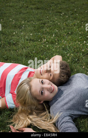 Ritratto di giovane adolescente rilassante, sorridente Foto Stock