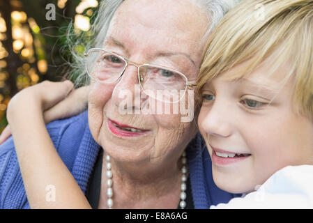 Ritratto di nonna con il nipote, close-up Foto Stock