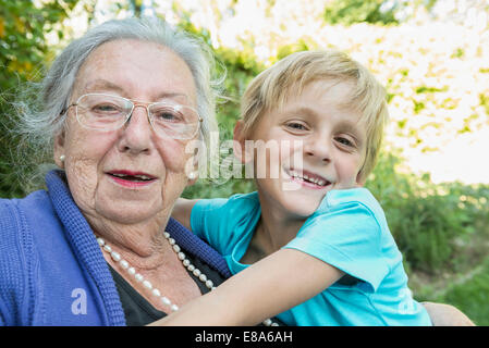 Ritratto di nonna con il nipote, close-up Foto Stock