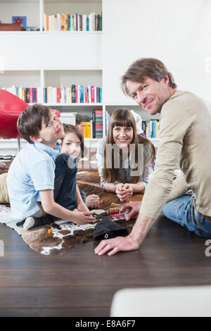 Famiglia giocare gioco di bordo Foto Stock