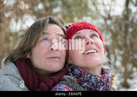 Giovane guardando in alto, sorridente, Baviera, Germania Foto Stock