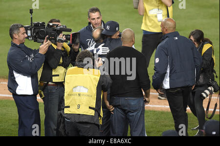 Derek Jeter (Yankees), 25 settembre 2014 - MLB : Derek Jeter dei New York Yankees abbracci ex Yankees manager Joe Torre come Jorge Posada, Andy Pettitte, Bernie Williams e Mariano Rivera guardare dopo la Major League Baseball gioco contro i Baltimore Orioles allo Yankee Stadium nel Bronx, New York, Stati Uniti. (Foto di AFLO) Foto Stock