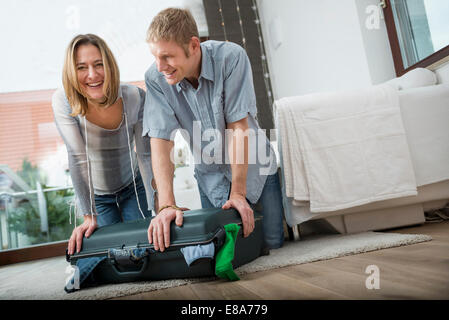 Coppia valigia di imballaggio Foto Stock