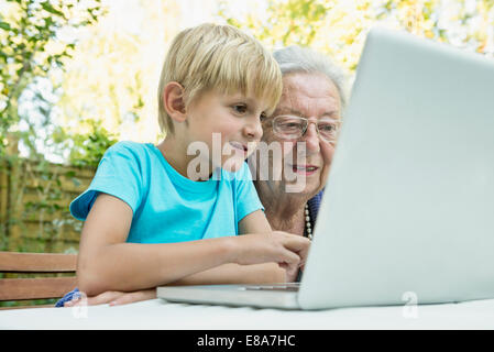 Nonna e nipote guardando al laptop Foto Stock