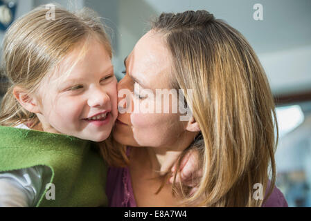 Madre baciare la figlia Foto Stock