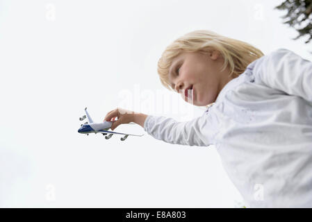 Giovane ragazza bionda modello di volo aereo Foto Stock