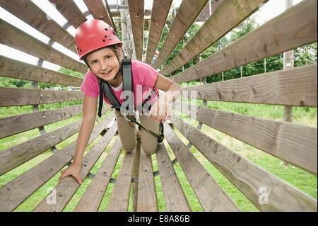 Ritratto di ragazza di arrampicata in falesia, sorridente Foto Stock