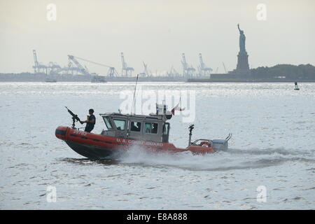 Stati Uniti Costa guardie assegnato alla sicurezza marittima e il team della sicurezza (MSST) Boston effettuare scansioni di sicurezza del porto di New York sett. 11, 2014. MSST Boston ha aiutato MSST New York fornisce una sicurezza maggiore presenza sul tredicesimo anniversario della sett. 11, 20 Foto Stock