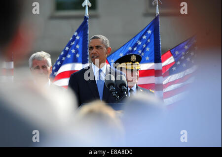 Il presidente Barack Obama parla durante il 9/11 cerimonia commemorativa presso il National 9/11 Pentagon Memorial presso il Pentagono di Arlington, Virginia, Sett. 11, 2014. I terroristi hanno dirottato quattro aerei passeggeri sett. 11, 2001. Due dei velivoli sono stati deliberatamente cra Foto Stock