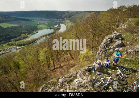 Giovani uomini seduti e guardando a vista, Baviera, Germania Foto Stock