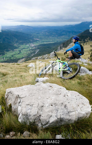 Mountain Biker avente un resto, Valle del Vipava, Istria, Nano, Slovenia Foto Stock