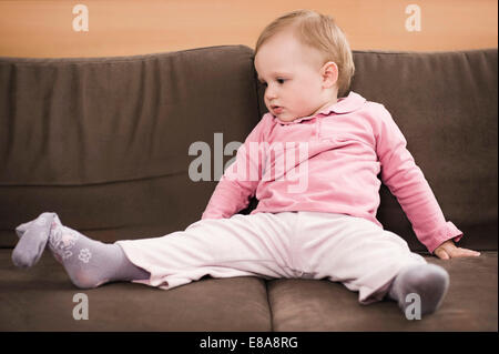 Stanco bimba di diciotto mesi il vecchio seduto sul divano Foto Stock