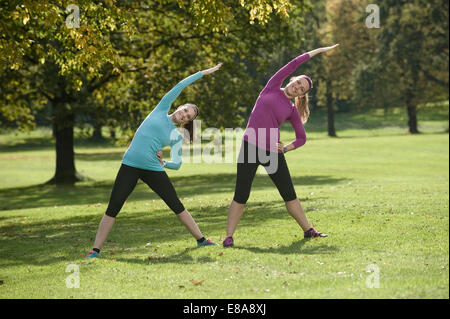 Delle donne che esercitano nel parco, Woerthsee, Baviera, Germania Foto Stock