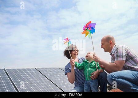 L'energia alternativa giovane famiglia vento energia solare Foto Stock