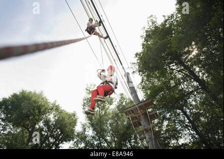 L'adolescente di sesso femminile e di una giovane donna di istruttore in una rupe di arrampicata Foto Stock