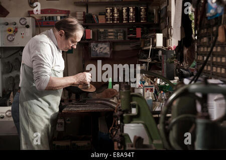 Il comando cobbler il lavoro in officina Foto Stock