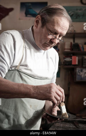 Il comando cobbler il lavoro in officina Foto Stock