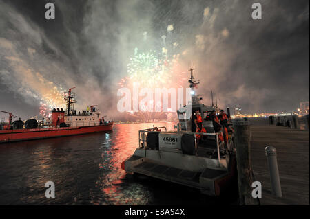 Stati Uniti Costa guardie assegnato alla stazione della Guardia Costiera Curtis Bay, Md., fornire sicurezza sett. 13, 2014, durante la Star-Spangled Foto Stock