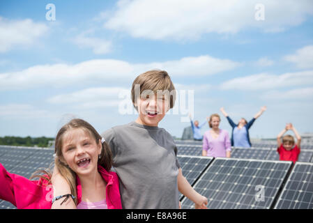 Famiglia bambini foto-voltaico park pannello solare felice Foto Stock