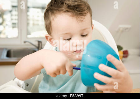 Ragazzo che mangia pap Foto Stock