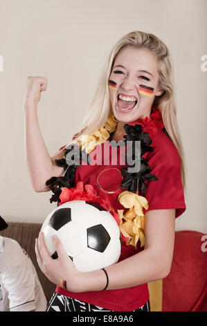 Ritratto di un adolescente di sesso femminile tifoso di calcio Foto Stock