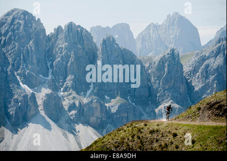 Lone Mountainbiker racing all mountain via Foto Stock