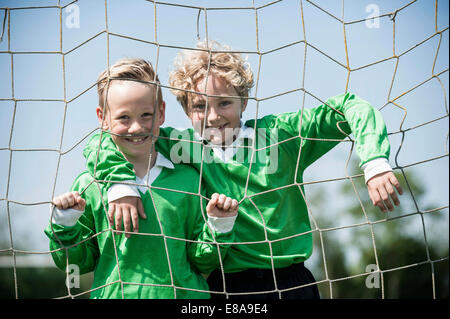 Due giovani calciatori in posa di obiettivo Foto Stock