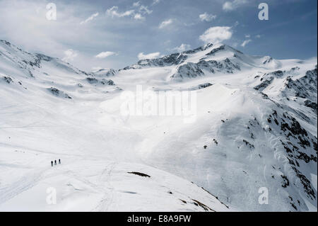 Alte montagne paesaggio delle Alpi sciatori neve Foto Stock