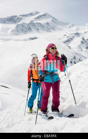 Donna Uomo giovane sci di fondo Alpi Foto Stock