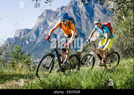 Gli uomini racing electic-mountainbike mountain via Foto Stock