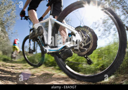 Gli uomini racing electic-mountainbike off-road Foto Stock