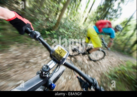 Due Mountain Bike racing all mountain via Foto Stock