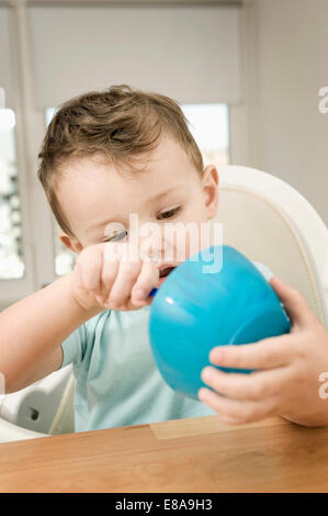 Ragazzo che mangia pap Foto Stock