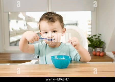 Ritratto di ragazzo di mangiare pap Foto Stock