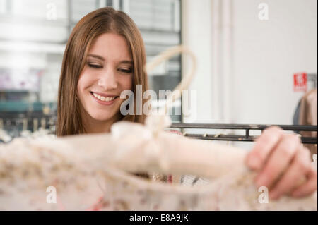 Giovane donna shopping nel negozio di moda Foto Stock