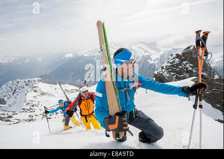 Salendo la neve montagna sci cross-county Foto Stock