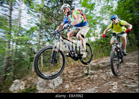 Due Mountain Bike stunt racing pista forestale Foto Stock