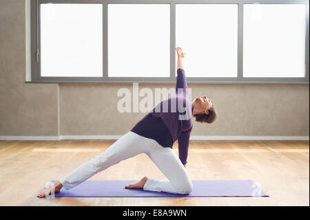 Donna matura ritratto montare wellness yoga stretching Foto Stock