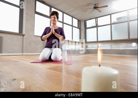 Donna matura studio yoga esercizio della meditazione Foto Stock