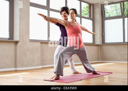 Insegnamento Trainer donna incinta esercizi Yoga Foto Stock