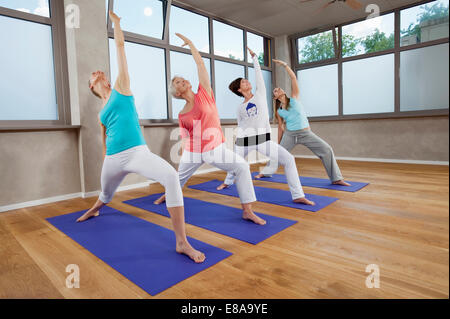 Quattro donne fitness studio yoga esercizio Foto Stock