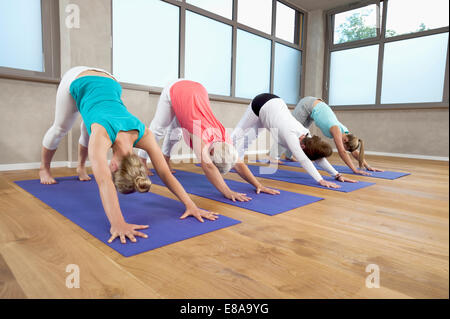 Quattro donne fitness studio yoga esercizio di stretching Foto Stock