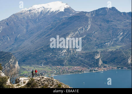 Gli uomini con la mountain bike sul Lago di Garda, Italia Foto Stock