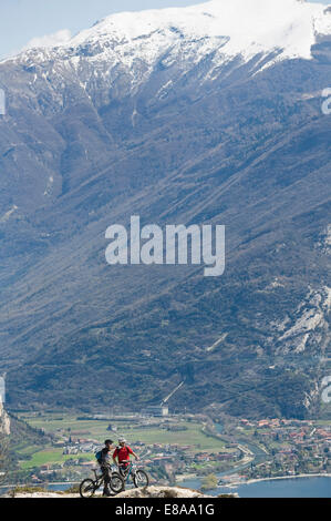 Gli uomini con la mountain bike sul Lago di Garda, Italia Foto Stock