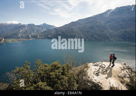 Gli uomini con la mountain bike sul Lago di Garda, Italia Foto Stock