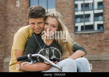 Ritratto di ragazzo adolescente e le ragazze sorridenti Foto Stock