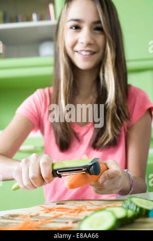 Ragazza in cucina vegetabels peeling Foto Stock