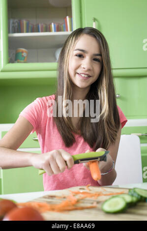 Ragazza in cucina vegetabels peeling Foto Stock